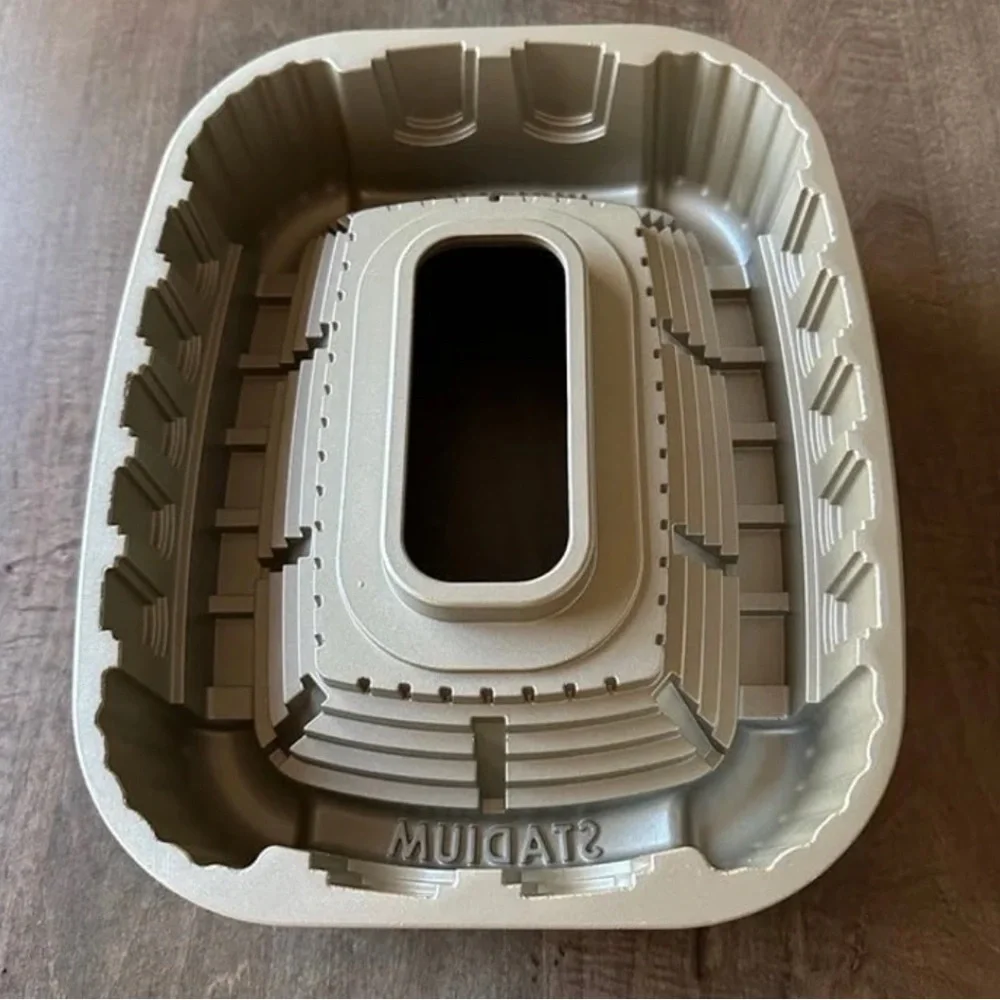 Unused Williams Sonoma Nordic Ware Stadium Bundt Cake Pan - Gold - 9 cup